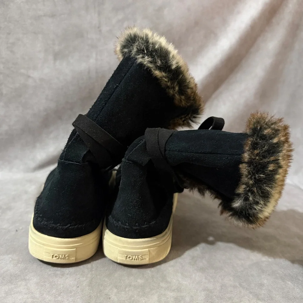 TOMS Suede Faux Fur Wrap Boot Women 9.5 Black Good Lace Up Moccasin Sneaker
